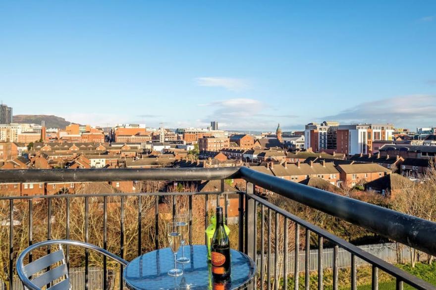 BELFAST 3 BED PENTHOUSE APARTMENT ~  Stunning City Views Free Parking Free Wi Fi
