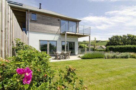 5* cosy, pet friendly holiday cottage within a short walk of the beach.