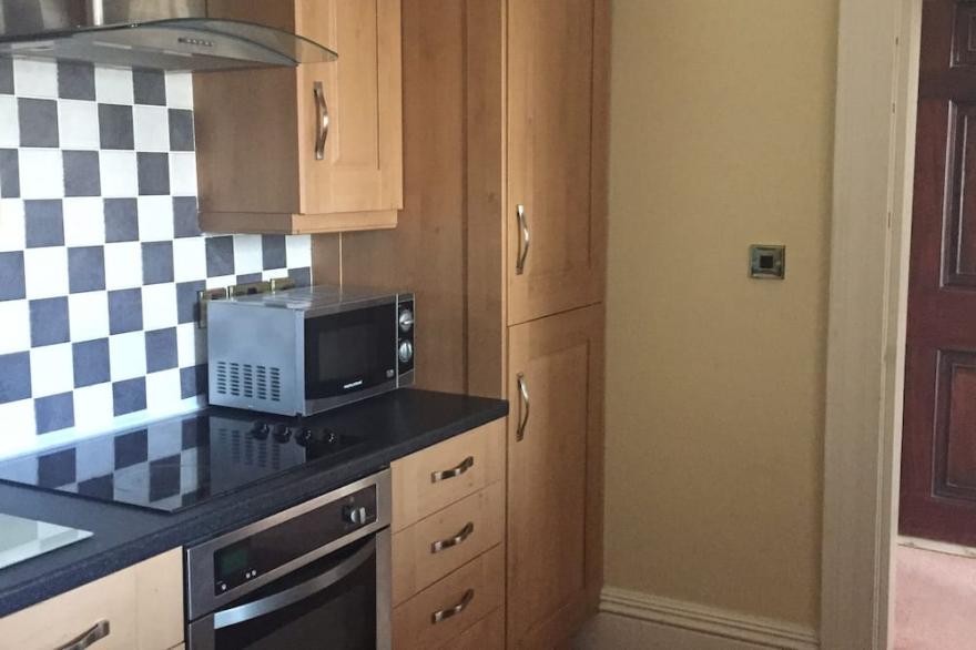 WHITBY TOWN CENTRE SPACIOUS APARTMENT WITH PARKING.