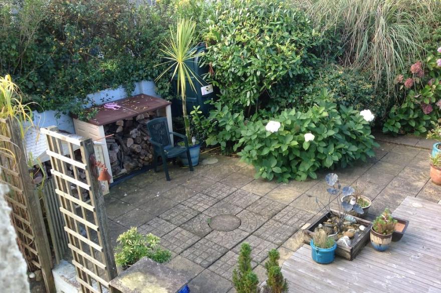Beautiful granite cottage with parking and garden. Near the coast. Dogs welcome.