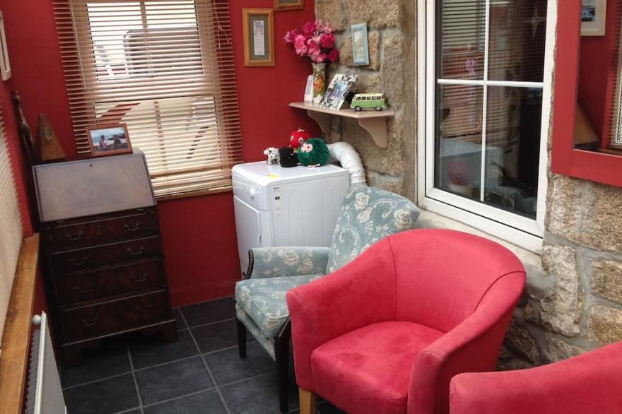 Beautiful granite cottage with parking and garden. Near the coast. Dogs welcome.