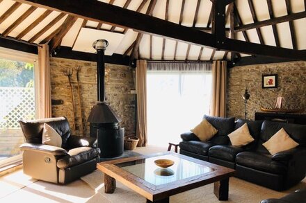 Rose Barn Sleeps 8 with Hot tub in Widemouth Bay