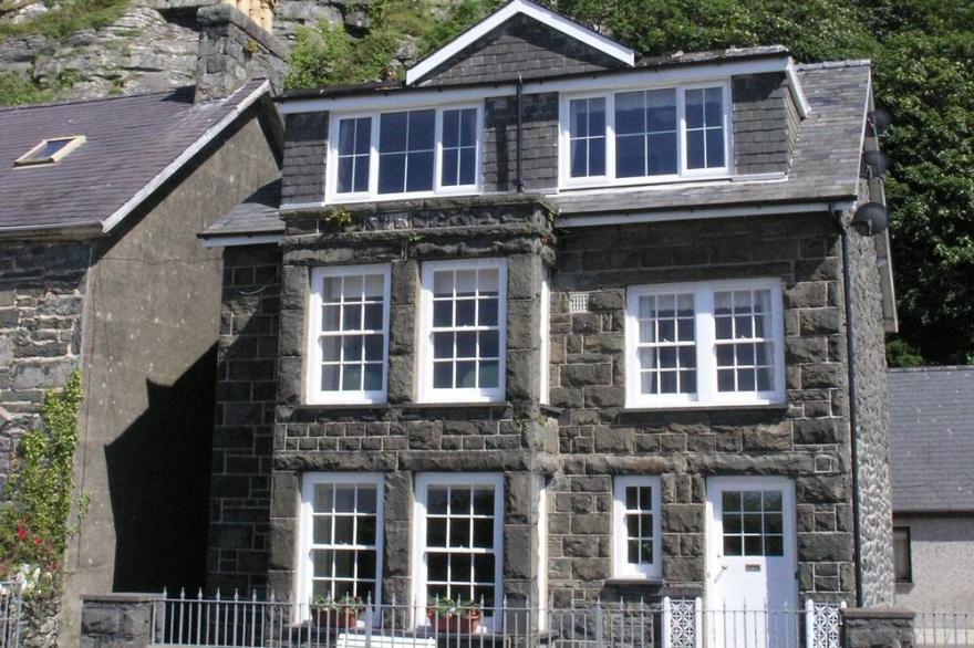 5*property At Harlech Is Situated At The Foot Of The Castle Sleeps 12