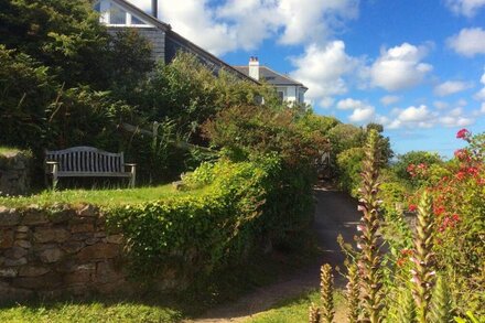 Cottage, sleeps 4, STUNNING SEA VIEWS, Cornwall coast walks, beaches, restaurant