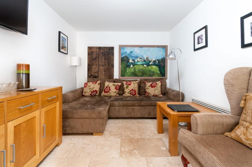 Stable Cottage, Freshford just 10mins by train and 15mins by car from Bath