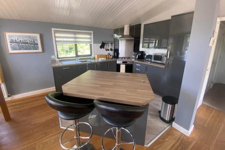 Cosy Lodge With Lake View - Dog Friendly, at the foot of Skiddaw