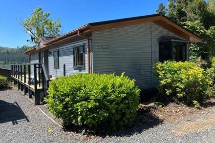 Cosy Lodge With Lake View - Dog Friendly, at the foot of Skiddaw