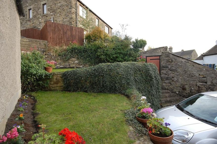 Traditional Stone Cottage With Garden, Parking & WiFi