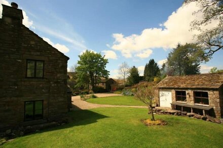 Magnificent detached cottage in a peaceful spot in the hamlet of Stonehouse