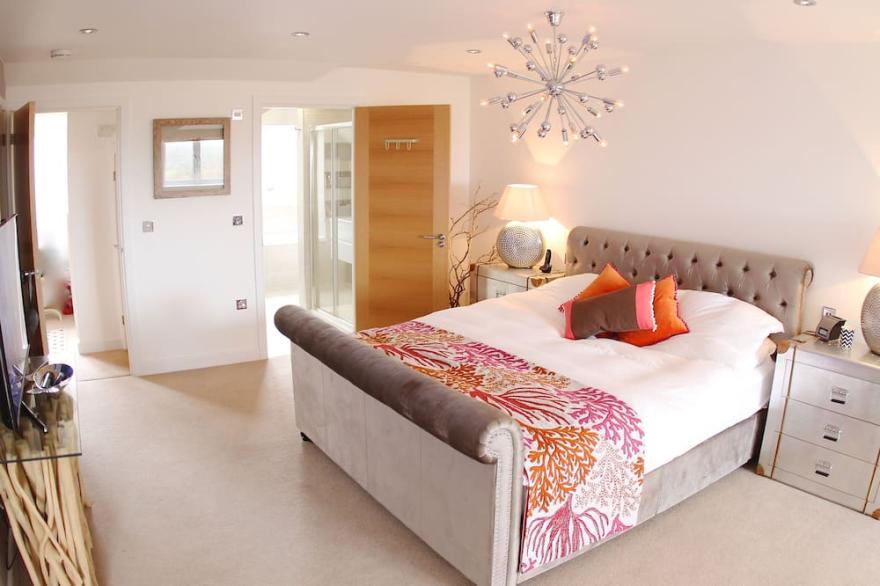 Superb house, 6min beach/golf. New build, 5*. Fab walks, lovely restaurants.