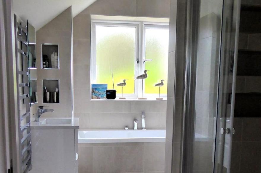 Superb house, 6min beach/golf. New build, 5*. Fab walks, lovely restaurants.