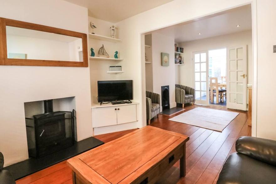 SOUTH HARBOUR COTTAGE, pet friendly, with open fire in Weymouth