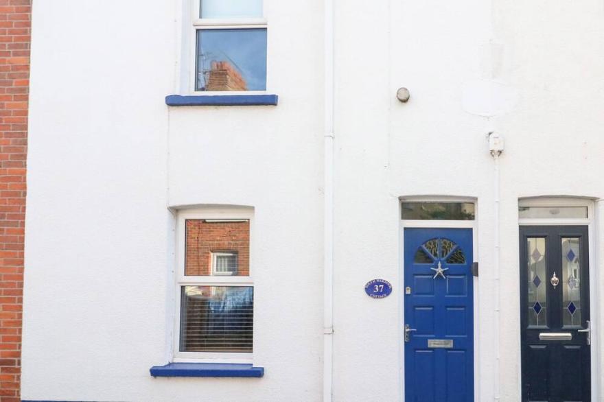 SOUTH HARBOUR COTTAGE, pet friendly, with open fire in Weymouth