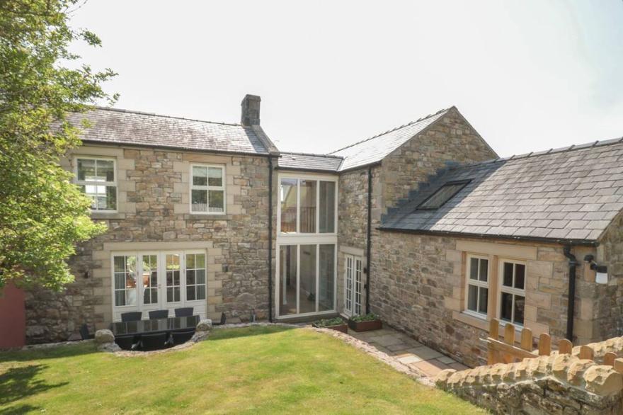 DERESIDE, pet friendly, character holiday cottage in West Woodburn