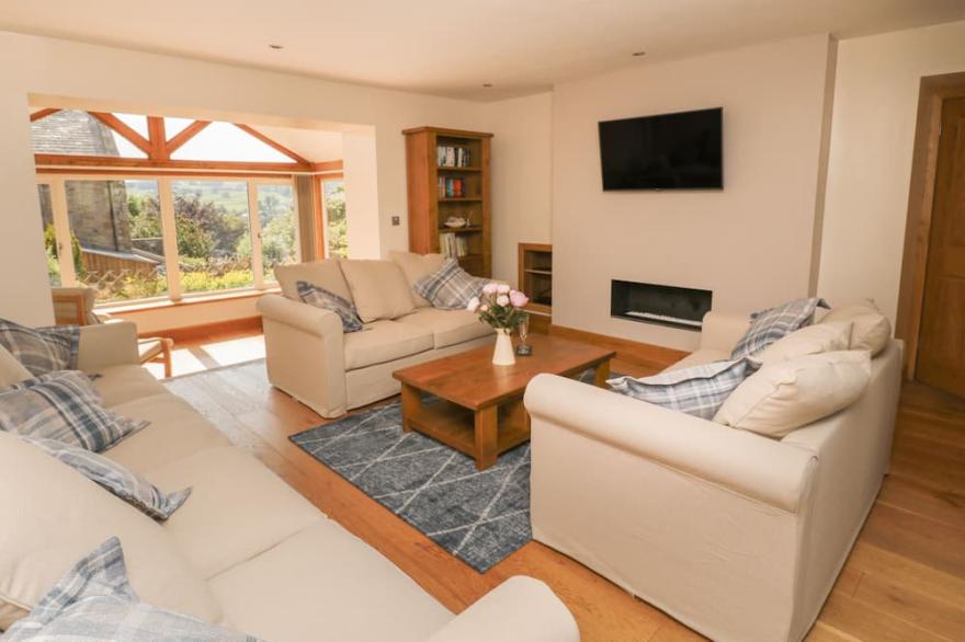 DERESIDE, pet friendly, character holiday cottage in West Woodburn