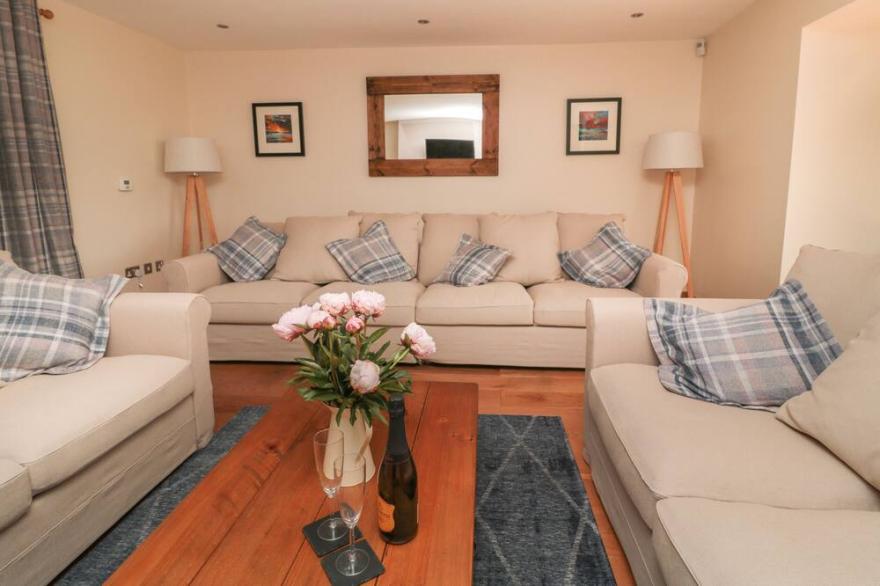 DERESIDE, pet friendly, character holiday cottage in West Woodburn