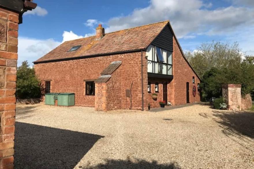 Beautiful Barn Conversion With Large Garden And Private Pool And Hottub