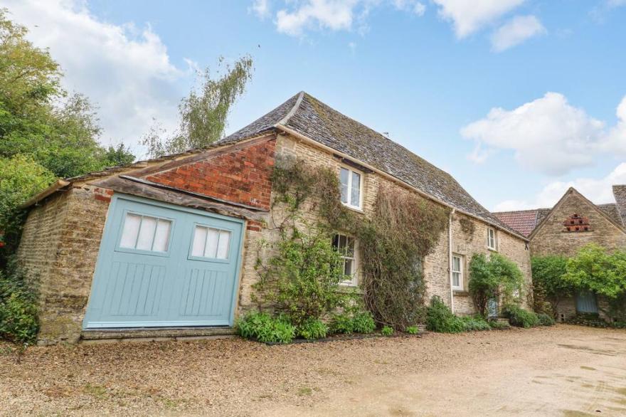 SHERWOOD, Pet Friendly, Character Holiday Cottage In Tetbury