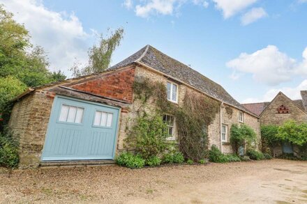 SHERWOOD, pet friendly, character holiday cottage in Tetbury