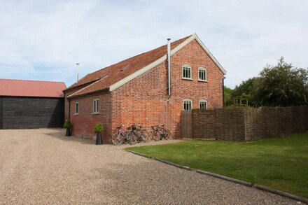 Fabulous, flexible & sleeps 12, near Suffolk Coast