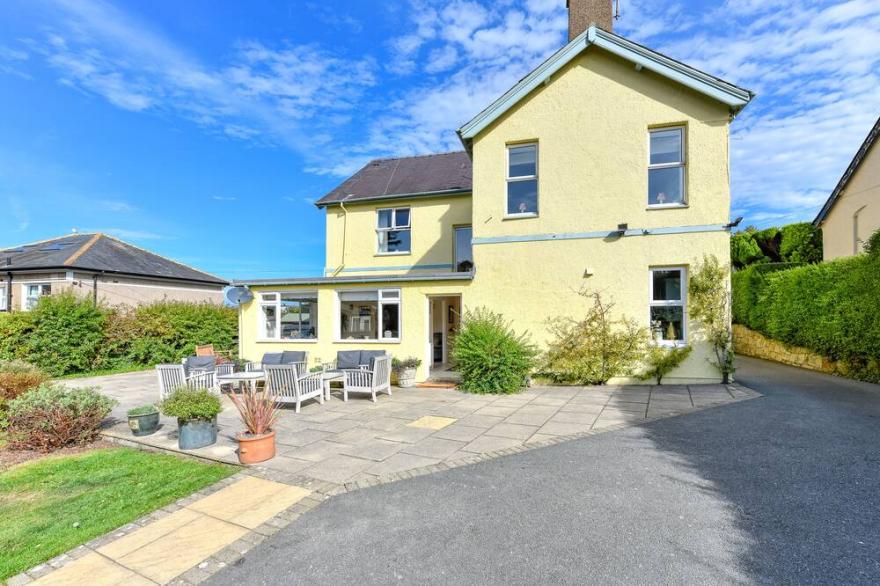 STUNNING, SPACIOUS  FAMILY HOUSE IN THE CENTRE OF ABERSOCH
