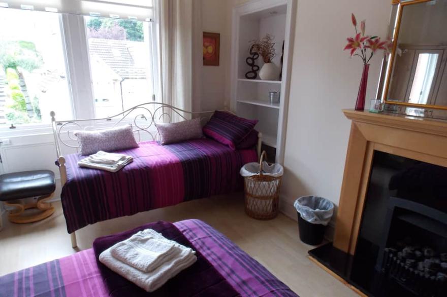 CRAIGHOUSE  APARTMENT - free wifi - free on street parking, close to city cent