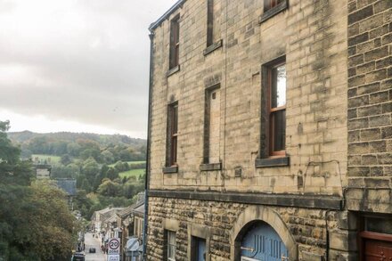 3 CHEWS COTTAGE, family friendly, with a garden in Pateley Bridge