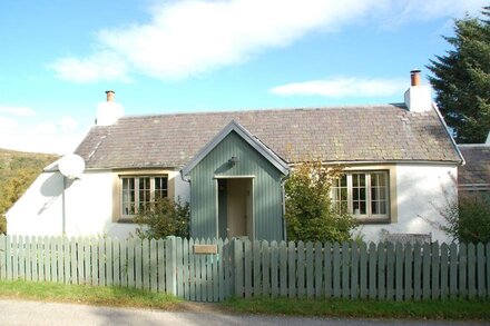 Brachkashie is a beautiful cottage overlooking Loch Knockie