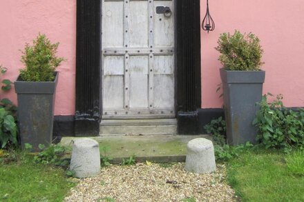 ABBEY FARM - 16TH CENTURY - 5 BEDROOMS - RURAL LOCATION IN ITS OWN GROUNDS