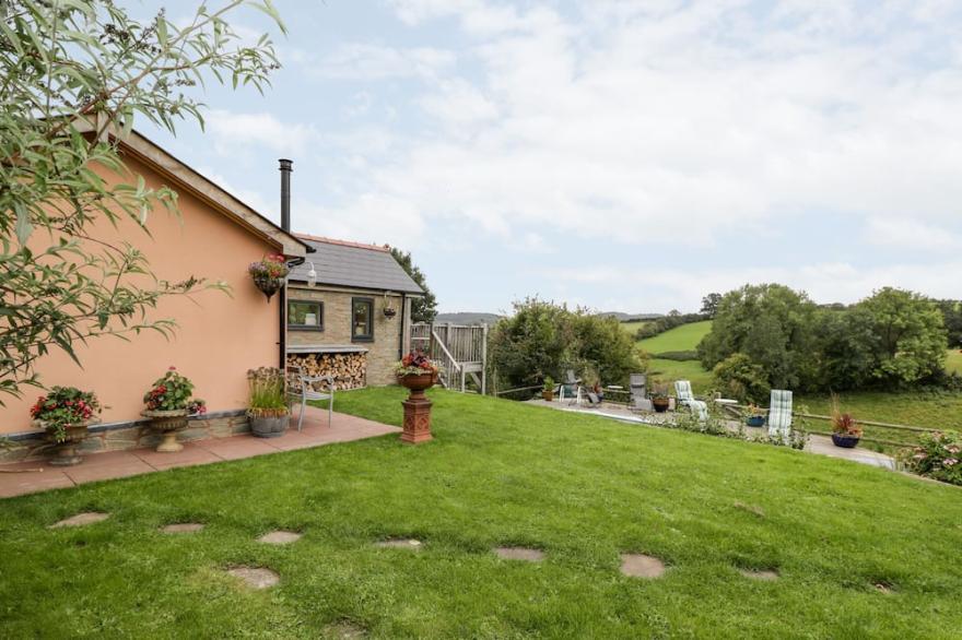 THE HIDEOUT, Pet Friendly, Luxury Holiday Cottage In Llangrove