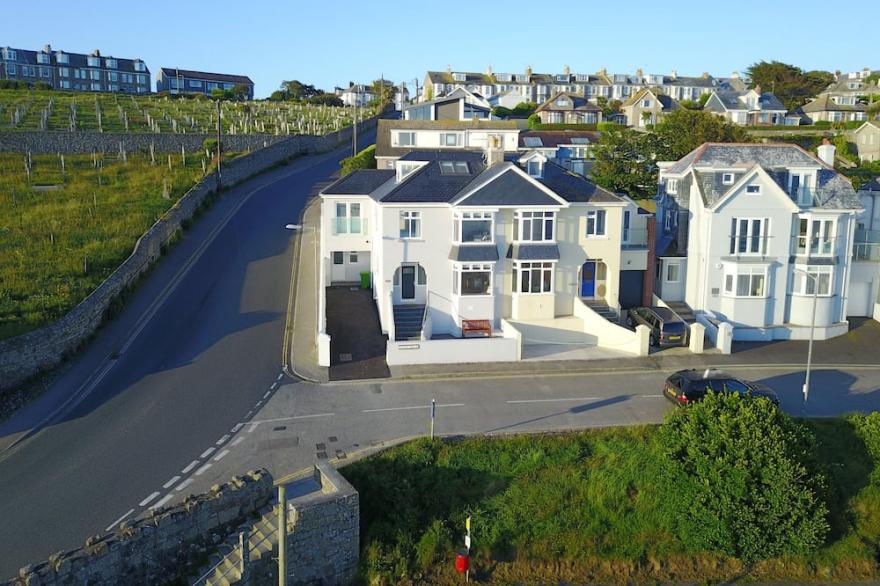 Stunning Lower Deck Apartment Sleeping 6 On Porthmeor Beach, St Ives, Cornwall