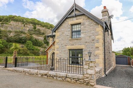 WINSTER COTTAGE, family friendly, with open fire in Grange-Over-Sands