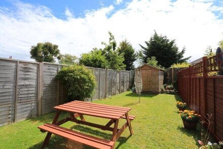 BOURNECOAST: FIRST FLOOR APARTMENT WITH LAWN GARDEN - DOG FRIENDLY - FM667