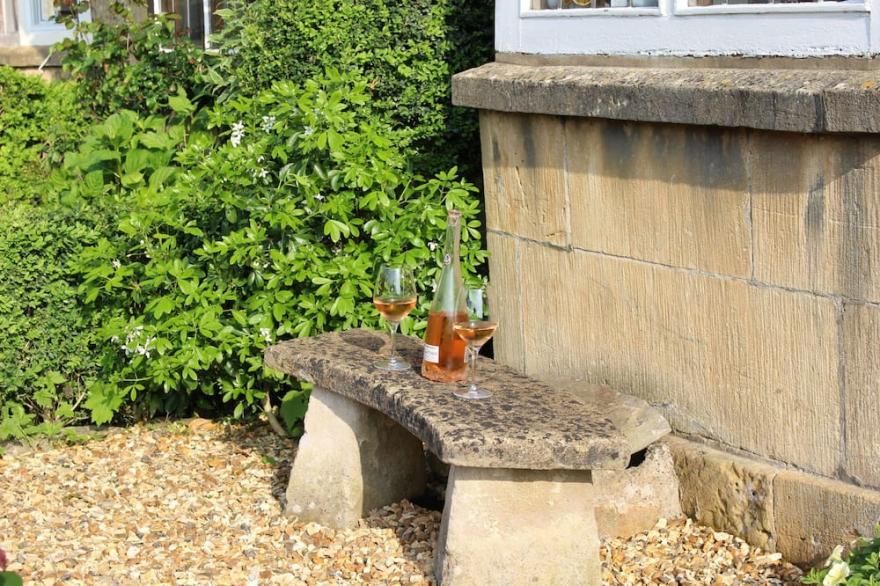 Dove Cottage, Upper High Street Broadway, listed stone cottage with parking