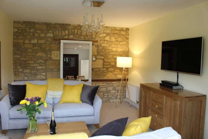 Dove Cottage, Upper High Street Broadway, listed stone cottage with parking