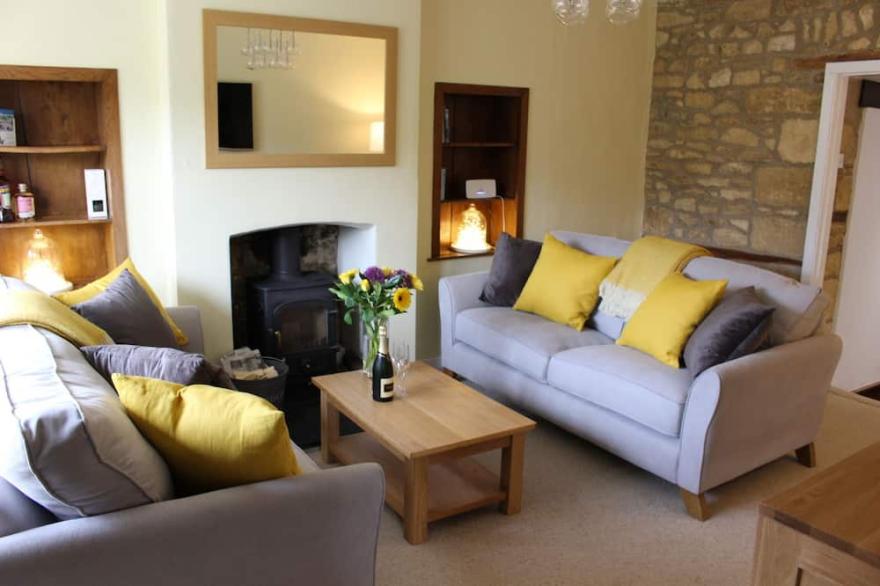 Dove Cottage, Upper High Street Broadway, listed stone cottage with parking