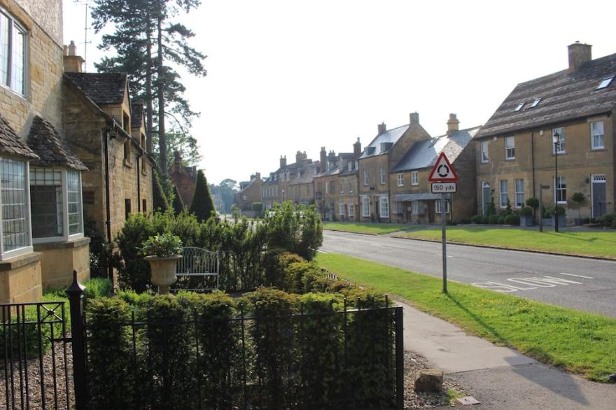 Dove Cottage, Upper High Street Broadway, Listed Stone Cottage With Parking