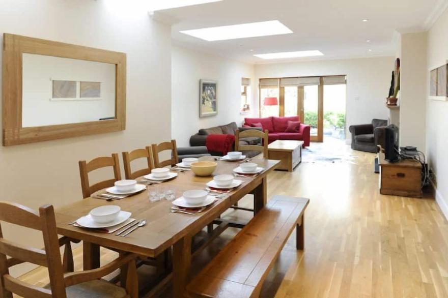 A Fabulous 6 Bedroomed Townhouse With Great Garden