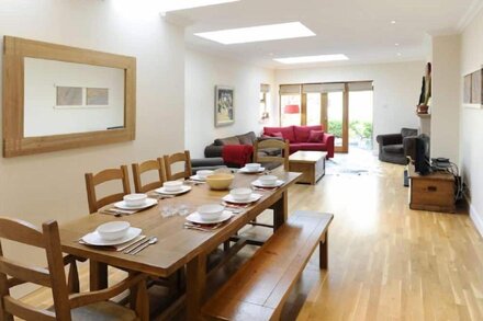 A fabulous 6 bedroomed townhouse with great garden