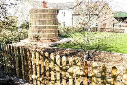 THE CIDER HOUSE, pet friendly, with a garden in Leominster