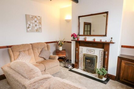 HALFWAYS, pet friendly, with a garden in Belper