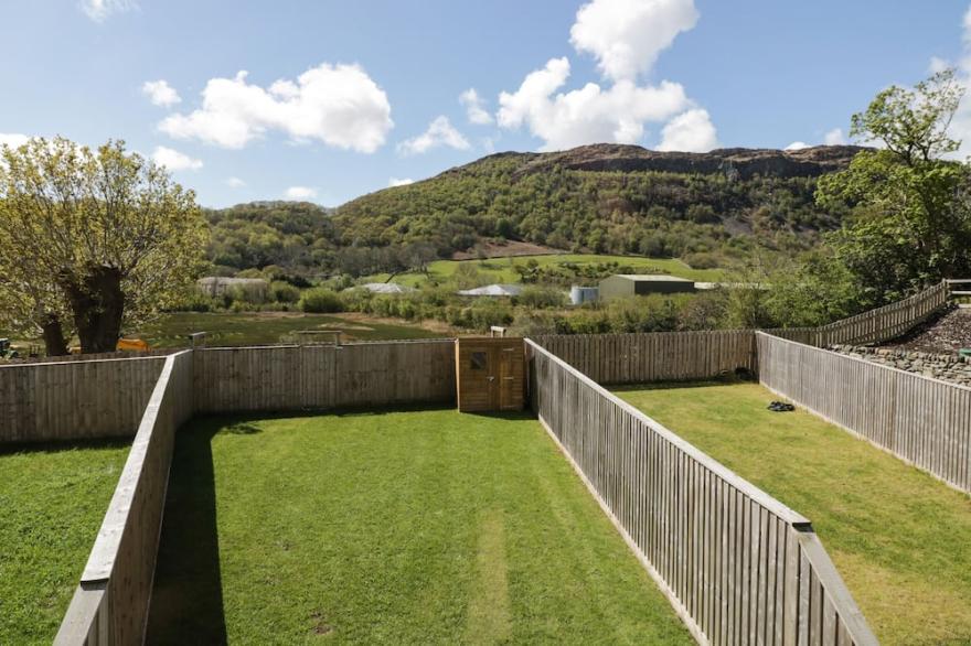 2 PENSYFLOG BARNS, pet friendly, luxury holiday cottage in Porthmadog