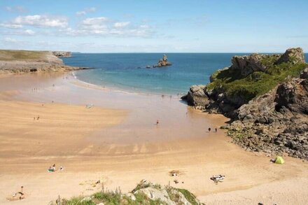 Visit Wales 4 STAR COASTAL 'chocolate box' hideaway in National Trust woodland