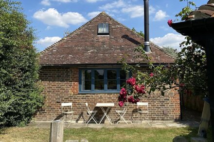 Silver Cottage, Hunton. Beautiful, secluded cottage. Idyllic Location. Parking