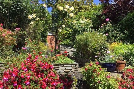 Character Cottage in Old Part of Padstow with private garden and parking