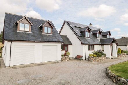 BURNSIDE, pet friendly, character holiday cottage in Lairg