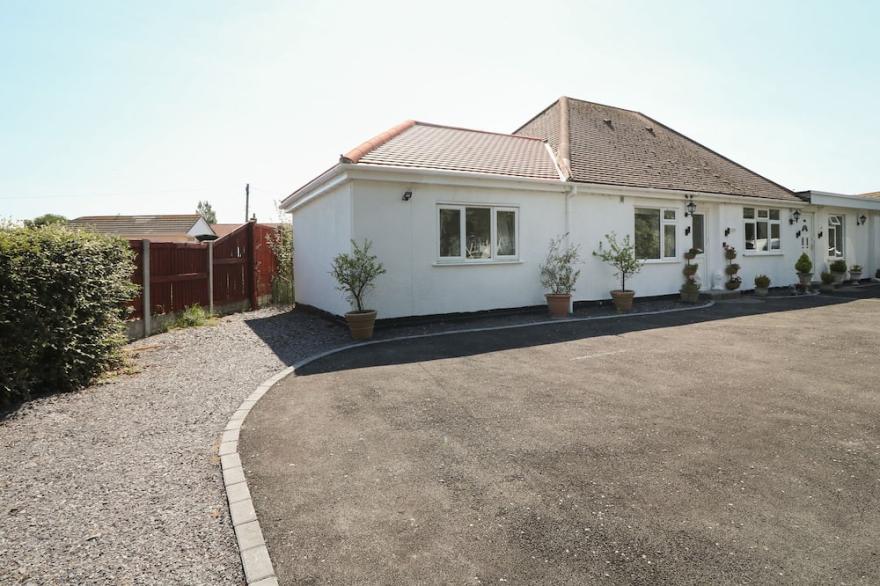 BEACHWAY, Pet Friendly, Country Holiday Cottage In Prestatyn