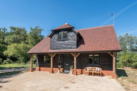 Modern Barn Conversion, Rural Views, near Odiham