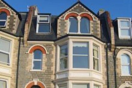 SPACIOUS VICTORIAN TOWNHOUSE WITH BEAUTIFUL VIEWS ACROSS THE TORRS