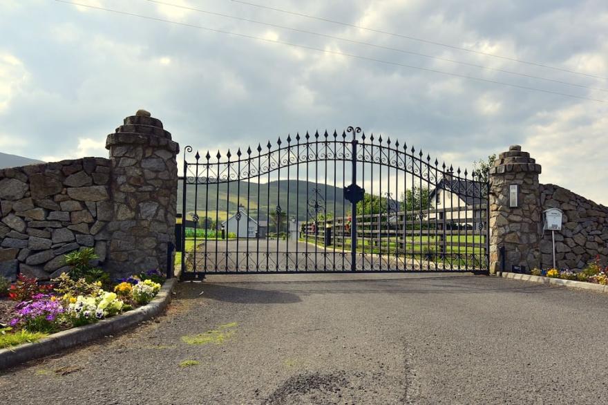 Luxury Cottage with panoramic countryside views.